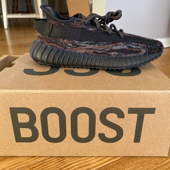 YEEZY BOOSTS 350 V2 🤎🖤 Size 6US Male - Picture 1 of 3